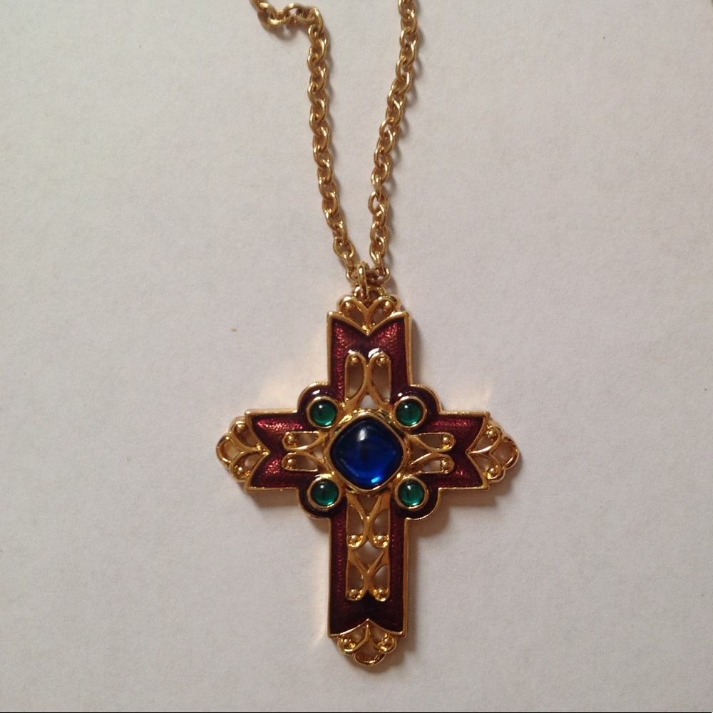 GOLD TONE CRUCIFIX CROSS PENDANT ON CHAIN